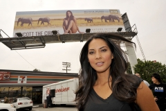 40DKNR0E21_Olivia_Munn_PETA_billboard_--_Hollywood_041.jpg