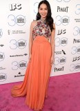25EBB79200000578-2963170-Blast_of_color_Olivia_Munn_also_added_more_colour_to_the_award_s-a-201_1424573606465