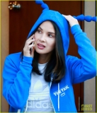 olivia-munn-is-clearly-excited-to-watch-the-tick-03