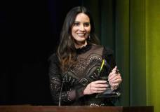 BURBANK, CA - OCTOBER 13:  Olivia Munn presents the Vanguard Award to Co-Founder of FCancer, Yael Cohen Braun onstage at the Barbara Berlanti Heroes Gala Benefitting FCancer at Warner Bros. Studios on October 13, 2018 in Burbank, California.  (Photo by Michael Kovac/Getty Images for FCancer)