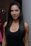 01542_cff_olivia_munn_shopping_in_beverly_hills_2428_122_638lo.jpg