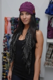 01566_cff_olivia_munn_shopping_in_beverly_hills_8277_122_136lo.jpg