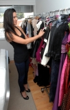 01593_cff_olivia_munn_shopping_in_beverly_hills_5305_122_373lo.jpg