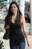 01641_cff_olivia_munn_shopping_in_beverly_hills_8377_122_499lo.jpg