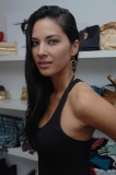 01850_cff_olivia_munn_shopping_in_beverly_hills_640_122_72lo.jpg