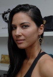 02144_cff_olivia_munn_shopping_in_beverly_hills_4369_122_172lo.jpg