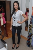 02168-olivia-munn-shopping-in-b-hills-2405-122-921.jpg