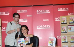 Olivia+Munn+Olivia+Munn+Signs+Copies+Suck+SiZOIIry6Zjl