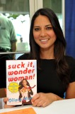43505-oliviamunnbooksigning-001-122-593lo.jpg