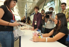 43592-oliviamunnbooksigning-011-122-50lo.jpg