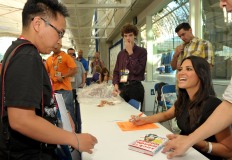 43628-oliviamunnbooksigning-014-122-736lo.jpg