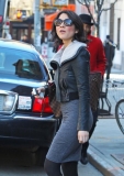 tn-by_mah0ne-Olivia_Munn_Hailing_A_Cab_In_New_York_28.02.11_008.jpg