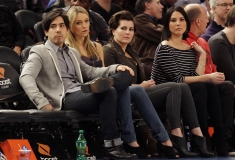 117782194_celebutopia_netolivia_munn__the_new_york_knicks_game03_13_2011hq4_122_567lo.jpg