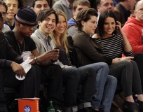 117804619_celebutopia_netolivia_munn__the_new_york_knicks_game03_13_2011hq9_122_164lo.jpg