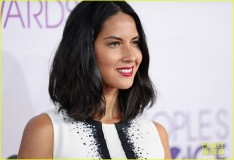 olivia-munn-peoples-choice-awards-2013-red-carpet-02