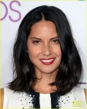 olivia-munn-peoples-choice-awards-2013-red-carpet-04