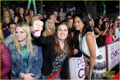 olivia-munn-peoples-choice-awards-2013-red-carpet-07