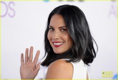 olivia-munn-peoples-choice-awards-2013-red-carpet-09