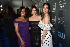 SANTA MONICA, CALIFORNIA - JANUARY 13: Regina King, Linda Cardellini and Olivia Munn at The 24th Annual Critics' Choice Awards at Barker Hangar on January 13, 2019 in Santa Monica, California. (Photo by Jeff Kravitz/FilmMagic)