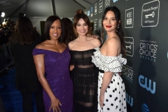 SANTA MONICA, CALIFORNIA - JANUARY 13: Regina King, Linda Cardellini and Olivia Munn at The 24th Annual Critics' Choice Awards at Barker Hangar on January 13, 2019 in Santa Monica, California. (Photo by Jeff Kravitz/FilmMagic)