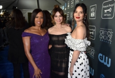 SANTA MONICA, CALIFORNIA - JANUARY 13: Regina King, Linda Cardellini and Olivia Munn at The 24th Annual Critics' Choice Awards at Barker Hangar on January 13, 2019 in Santa Monica, California. (Photo by Jeff Kravitz/FilmMagic)