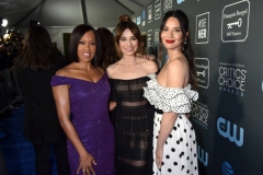 SANTA MONICA, CALIFORNIA - JANUARY 13: Regina King, Linda Cardellini and Olivia Munn at The 24th Annual Critics' Choice Awards at Barker Hangar on January 13, 2019 in Santa Monica, California. (Photo by Jeff Kravitz/FilmMagic)