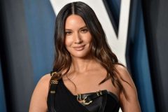 Olivia-Munn---2020-Vanity-Fair-Oscar-Party-in-Beverly-Hills-31-586x390