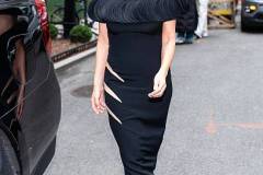 NEW YORK, NEW YORK - APRIL 02: Olivia Munn is seen in Midtown on April 02, 2025 in New York City. (Photo by TheStewartofNY/GC Images)