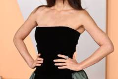 BEVERLY HILLS, CALIFORNIA - MARCH 02: Olivia Munn attends the 2025 Vanity Fair Oscar Party Hosted By Radhika Jones at Wallis Annenberg Center for the Performing Arts on March 02, 2025 in Beverly Hills, California.  (Photo by Jamie McCarthy/WireImage)
