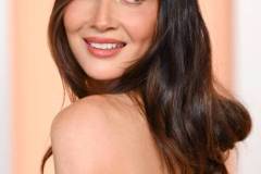 BEVERLY HILLS, CALIFORNIA - MARCH 02: Olivia Munn attends the 2025 Vanity Fair Oscar Party hosted by Radhika Jones at the Wallis Annenberg Center for the Performing Arts on March 02, 2025 in Beverly Hills, California. (Photo by Karwai Tang/WireImage)